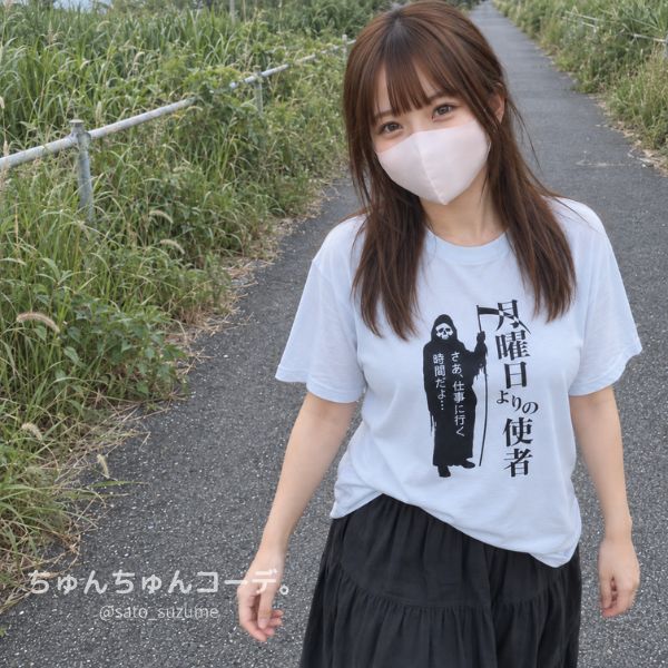 死神プリントの水色Tシャツに黒のティアードスカートを合わせた全身コーディネート