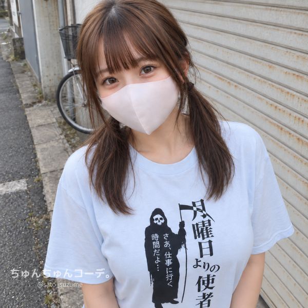 死神と「月曜日よりの使者」がプリントされた水色のオーバーサイズTシャツの着用イメージ