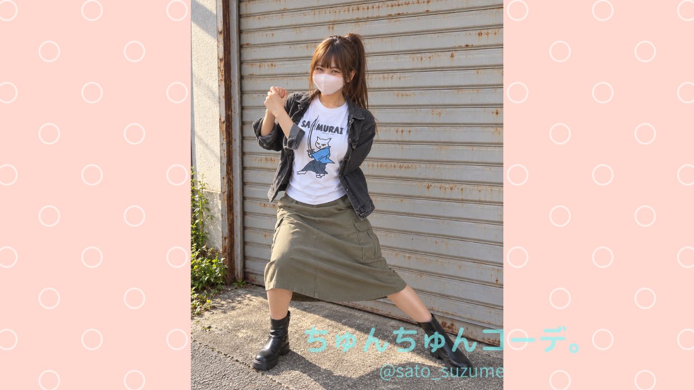 AMURAI猫Tシャツにブラックデニムジャケットとカーキのカーゴスカートを合わせたコーデ全身のアイキャッチ